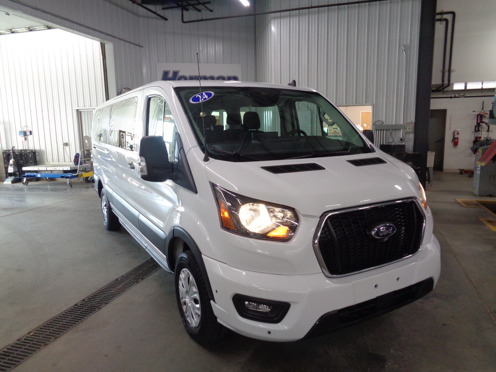 2024 Ford Transit Wagon XLT