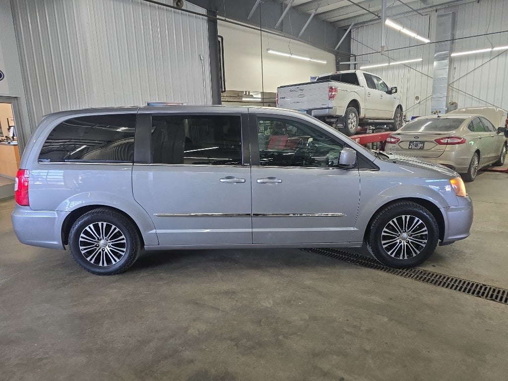 Used 2014 Chrysler Town & Country S with VIN 2C4RC1HG6ER109131 for sale in Luverne, Minnesota