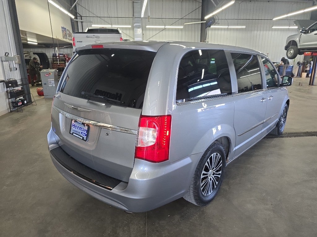 2014 Chrysler Town & Country S